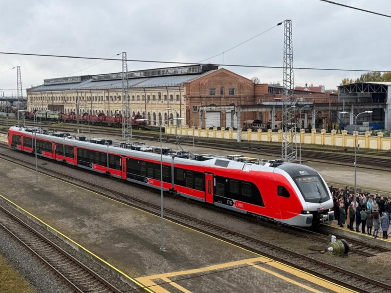 De nieuwe Flirt-trein die onlangs gepresenteerd is. (Foto: Stadler Rail)