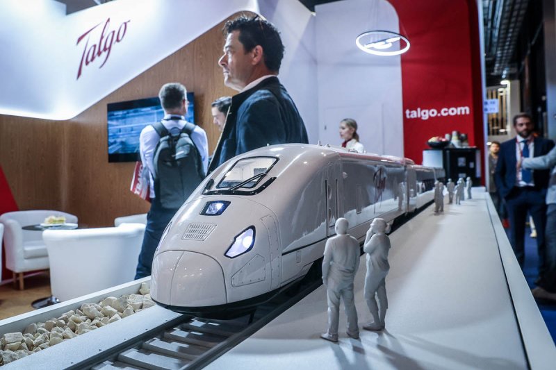Bij Talgo was er een mini-model te bewonderen van de Talgo Avril hogesnelheidstrein. (Rechten: L. Recki/ P. Swiderski, TRAKO)