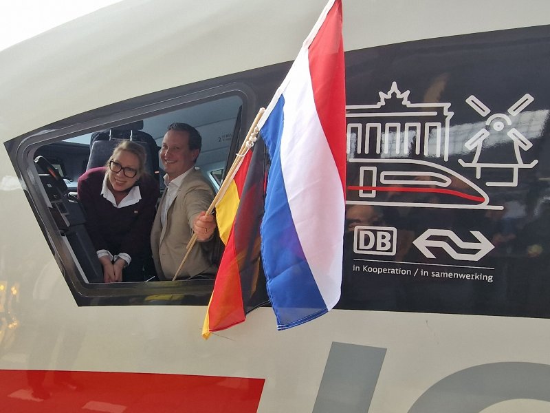 Bij de binnenkomst werden de vlaggen van beide landen uit de cabineraam gestoken. (Foto: Clayweb / Treinenweb)