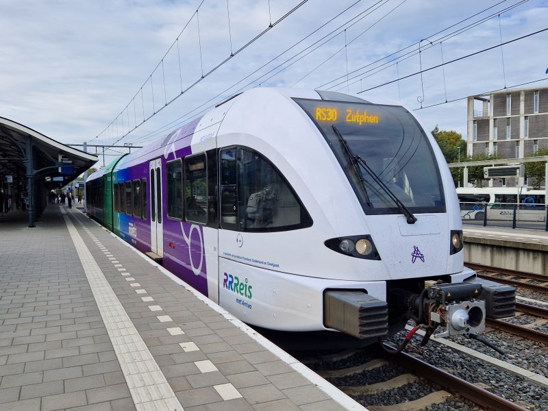 Een GTW-trein van RRReis in de nieuwe flitsende kleurstelling. (Foto: Clayweb / Treinenweb)