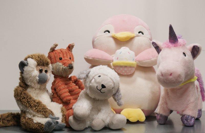 NS is naast duizenden gevonden voorwerpen ook op zoek naar de rechtmatige eigenaren van diverse knuffels. (Foto: NS)