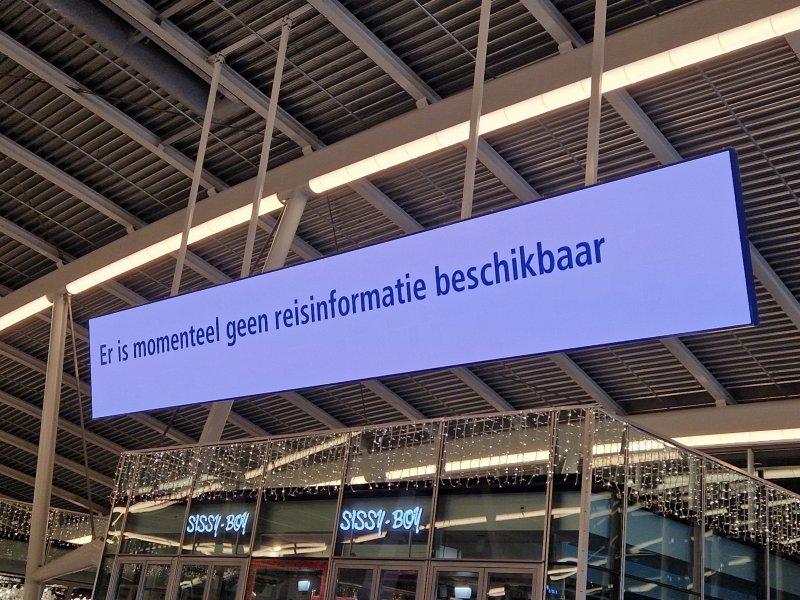 Vanwege een verstoring is er momenteel geen actuele reisinformatie op de stations. (Foto: Treinenweb/Clayweb)