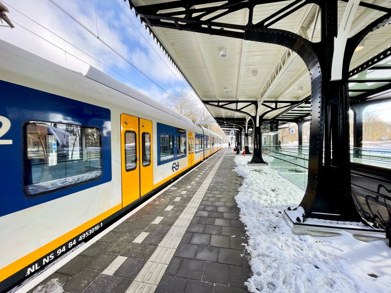 Een archieffoto van een station in de sneeuw. (Foto: Arno Leblanc / NS)