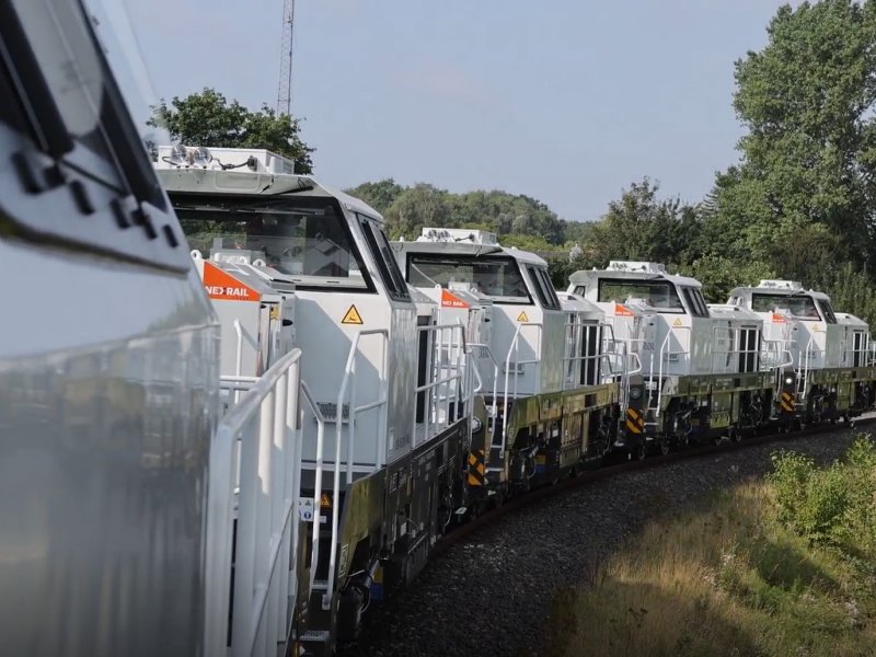Een transport van nieuwe DE18 locomotieven voor NEXRAIL. (Foto: NEXRAIL)