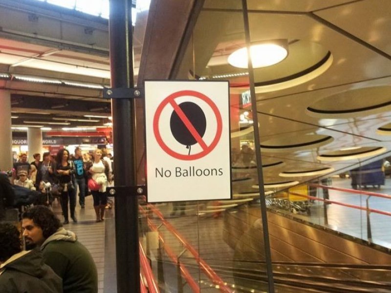 Het is echt waar: Ballonnen zijn verboden op het station van Schiphol Airport. (Foto: Treinenweb/Clayweb)