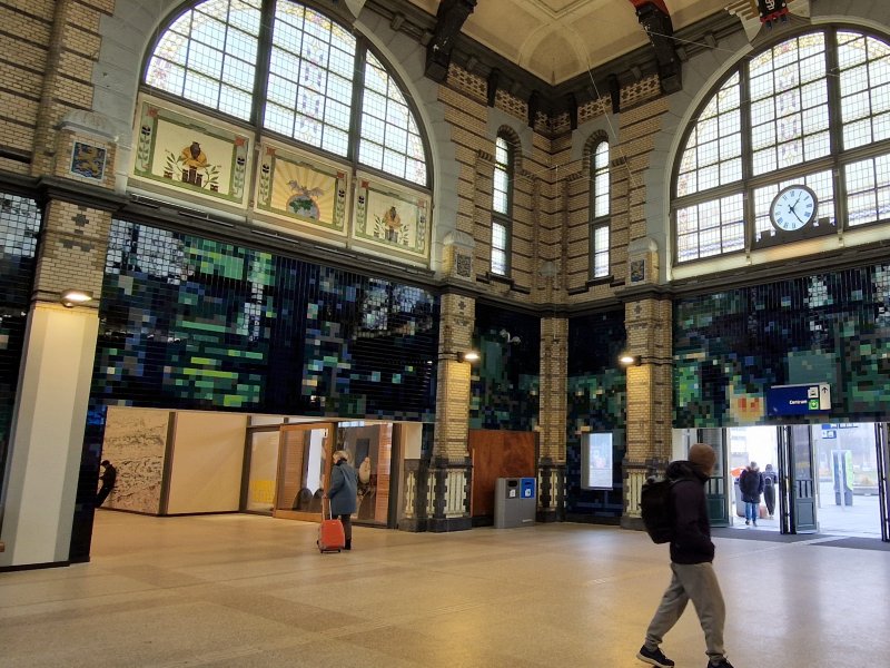 De nieuwe 'terrazzo' vloer in de stationshal. (Rechten: Treinenweb/Clayweb)