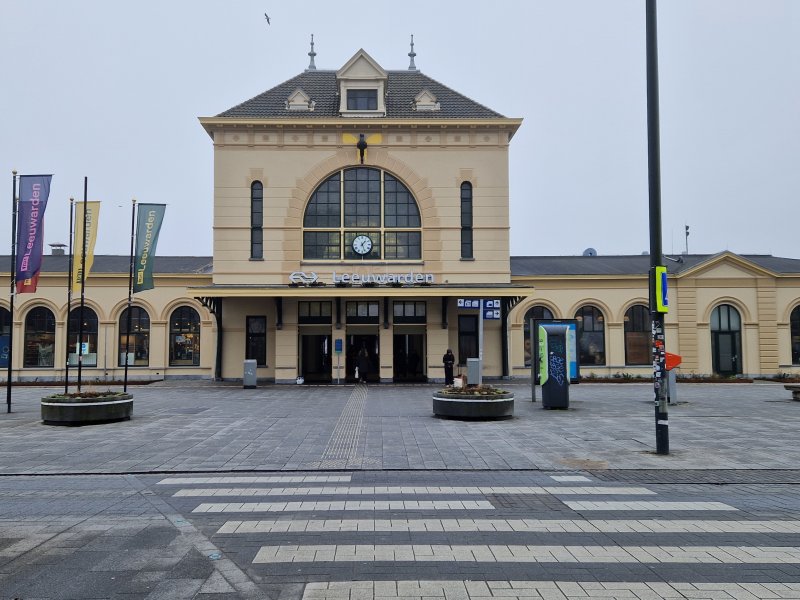De voorkant van station Leeuwarden. Hier is verder weinig aan veranderd. (Rechten: Treinenweb/Clayweb)