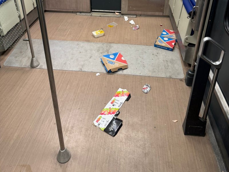 NS werd dit weekend geconfronteerd met veel achtergelaten afval in de treinen. (Foto: NS)