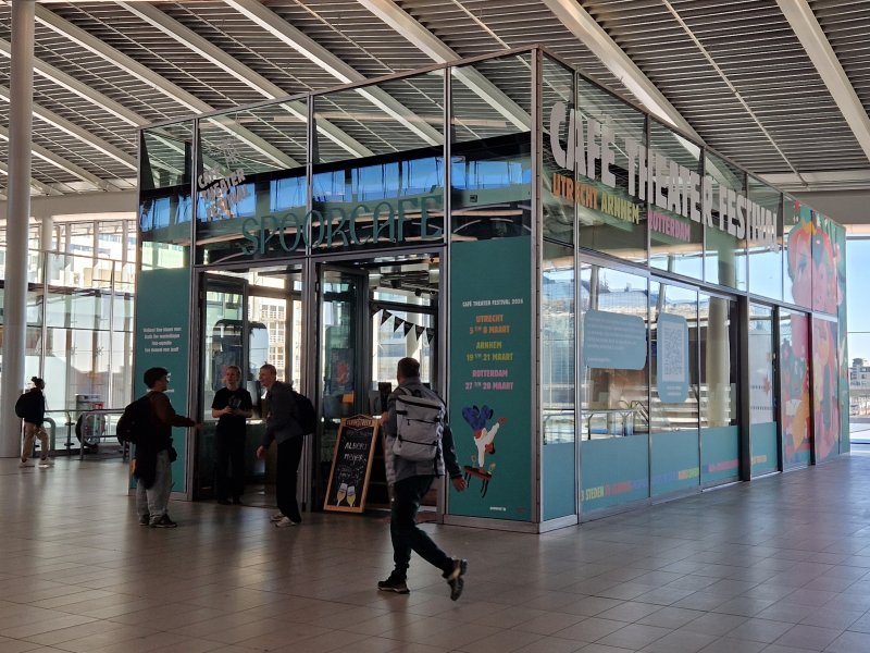 De pop-upstore is deze week het podium van muziek en theater. (Foto: Treinenweb/Clayweb)