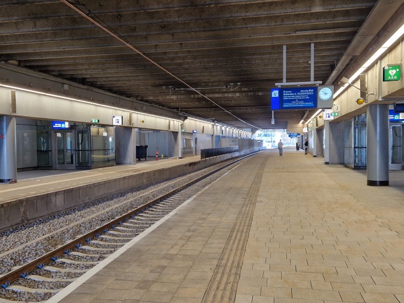 Het perron langs spoor 5 is nu aanzienlijk breder geworden doordat het spoor verlegd is. (Foto: Treinenweb/Clayweb)