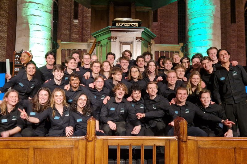 De trotse groep studenten die momenteel onderzoek doet naar de hyperloop. (Foto: Treinenweb/Clayweb)