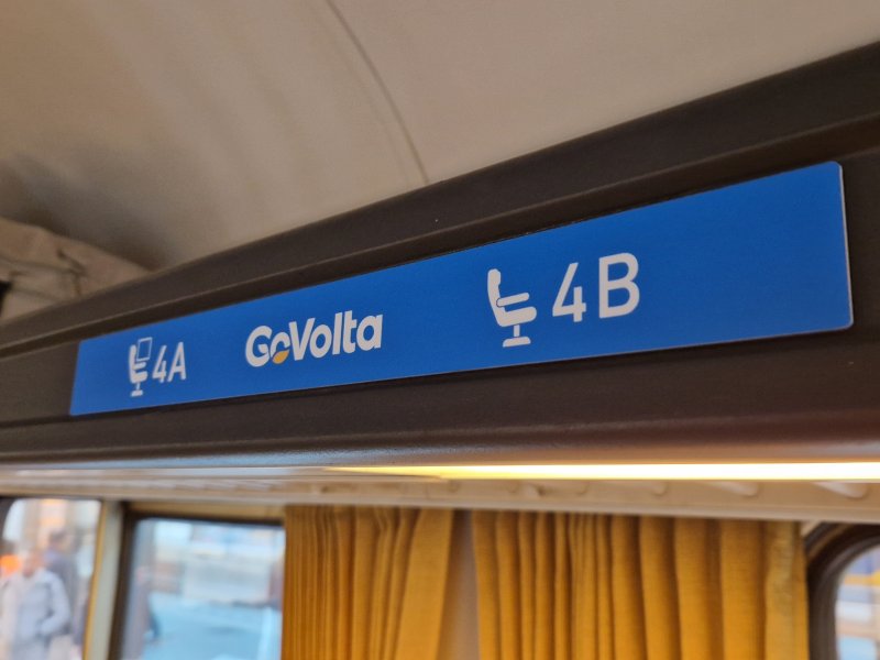 Bij de zitplaatsen zijn stoelnummers geplaatst voor de reservering. (Foto: Treinenweb/Clayweb)