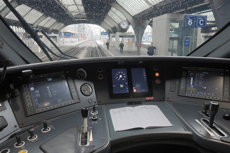 De cabine van een SMILE-trein. Deze is ergonomisch voor de machinist en enigzins vergelijkbaar met die van de Flirt. (Rechten: Kecko; CC BY 2.0)