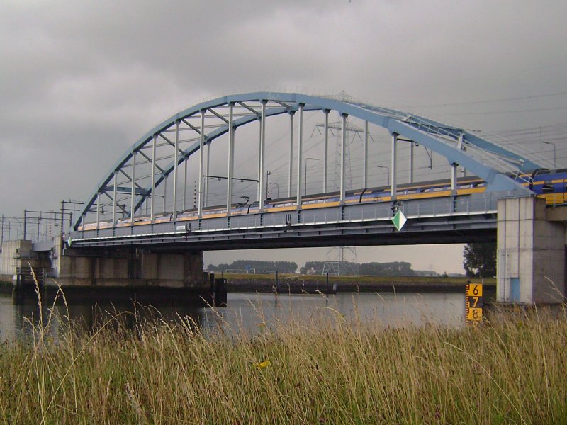 Als je niet door de Vlaketunnel kan, dan kan je wel met de trein over de Vlakebrug. (Foto: HJvanEs, CC BY-SA 3.0)