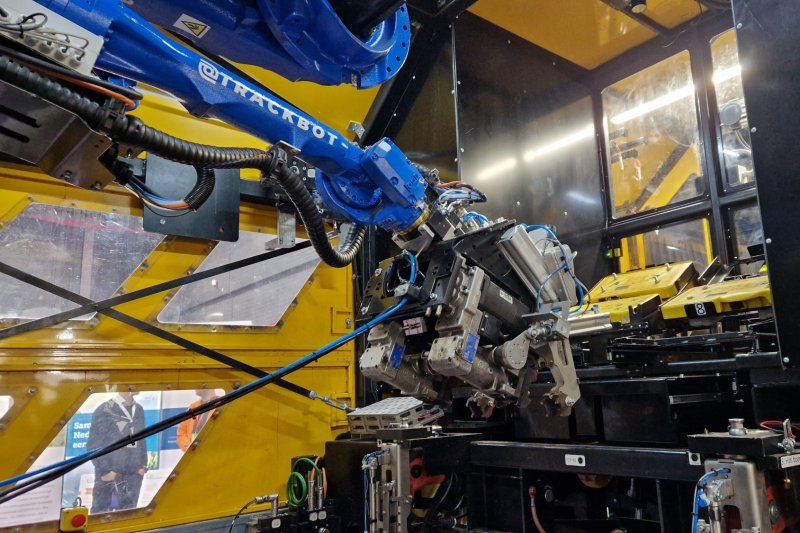 De Trackbot is voorzien van robotarmen voor repeterende werkzaamheden op het spoor, zoals het leggen van spoorbalises. Aan de rechterkant van de foto liggen ze klaar. (Foto: Treinenweb/Clayweb)