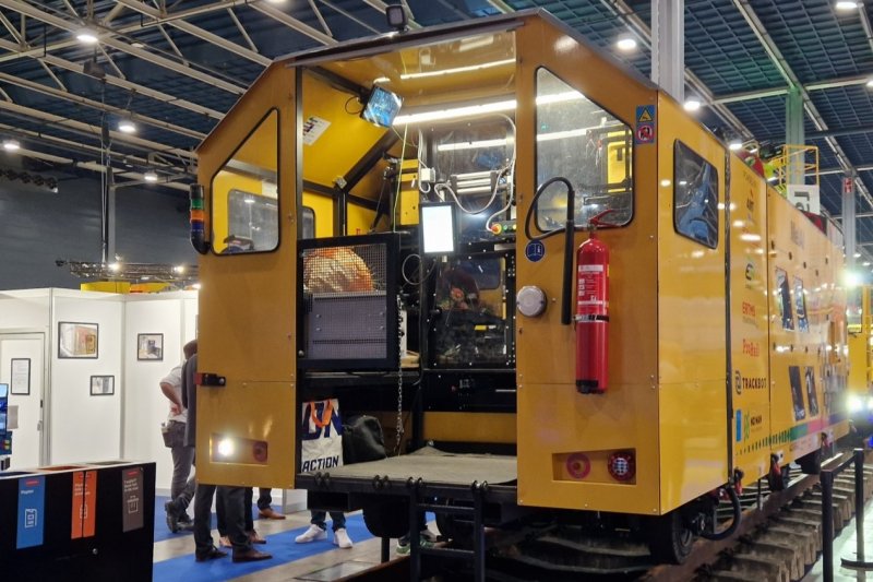 Hoewel de machine automatisch werkt, is er ook een plek voor de operator, die de werkzaamheden vanuit zijn cabine kan volgen. (Foto: Treinenweb/Clayweb)
