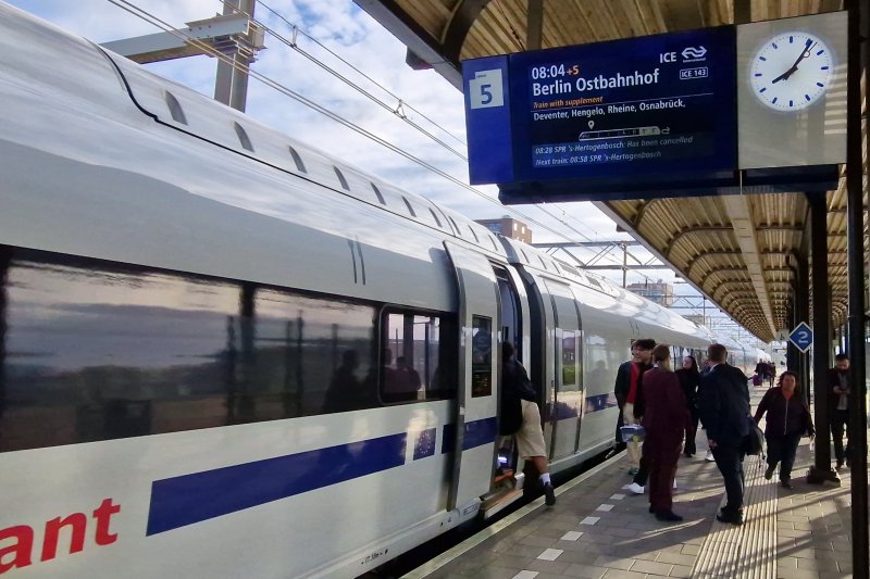 Diverse reizigers keken verbaasd op toen de trein op Woerden stopte. (Foto: Treinenweb/Clayweb)