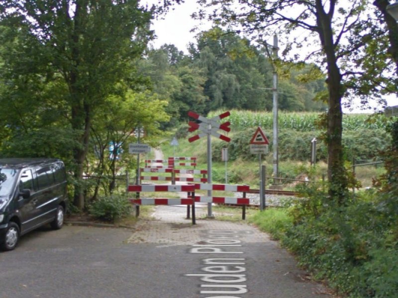 De overweg aan De Gouden Ploeg in Soest zal vanaf in 2027 verplaatst en beveiligd worden. (Foto: Google Maps)