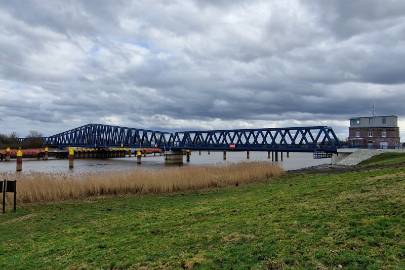 De Friesenbr�cke is zo goed als klaar, maar nog niet ingebruik voor treinen. (Foto: Treinenweb/Clayweb)