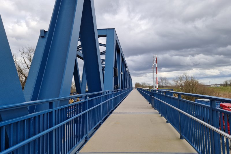 De brug is sinds afgelopen najaar al wel toegankelijk voor voetgangers en fietsers. (Foto: Treinenweb/Clayweb)
