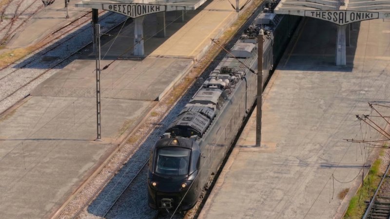 De zwarte testttrein van Alstom die in Griekenland wordt uitgetest. (Foto: Hellenic Trains)