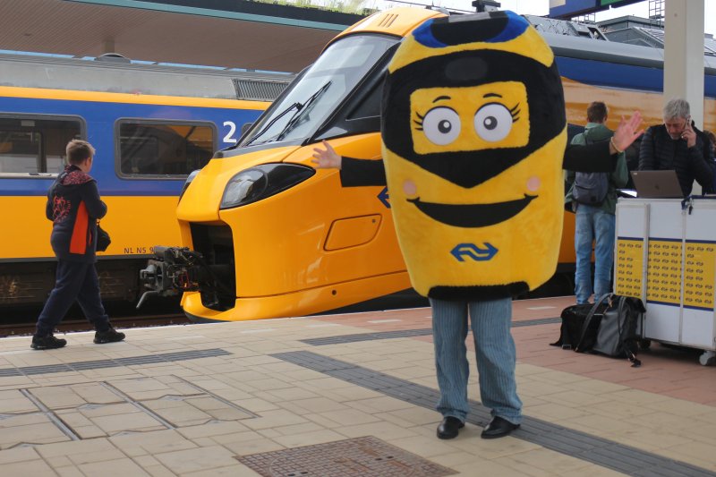 Liefhebbers konden met de vrolijke NS-mascotte op de foto. (Foto: (c) Treinenweb.nl)