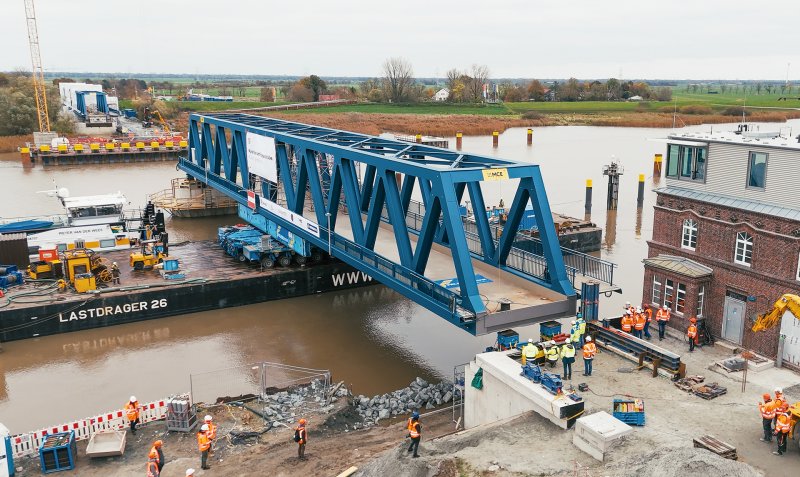 De plaatsing het de nieuwe brug. (Rechten: DB InfraGo AG)