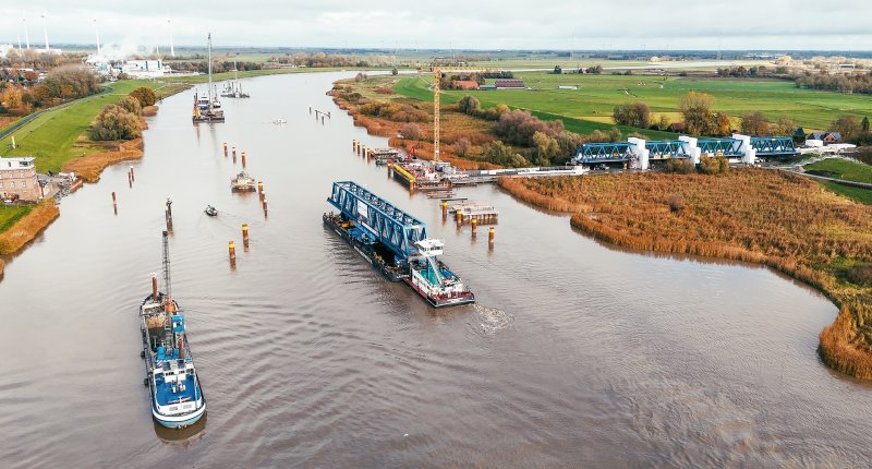 De brugdelen zijn elders in elkaar gezet, en werden via het water naar de bouwplaats gebracht. (Rechten: DB InfraGo AG)