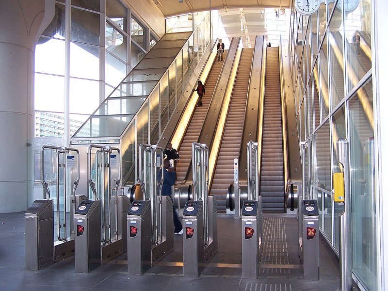 In de toekomst kan je zonder handmatig in te checken door de poortjes lopen. Dit betreft een archieffoto, en is niet van Amsterdam Centraal. (Foto: Mig de Jong (Public Domain))