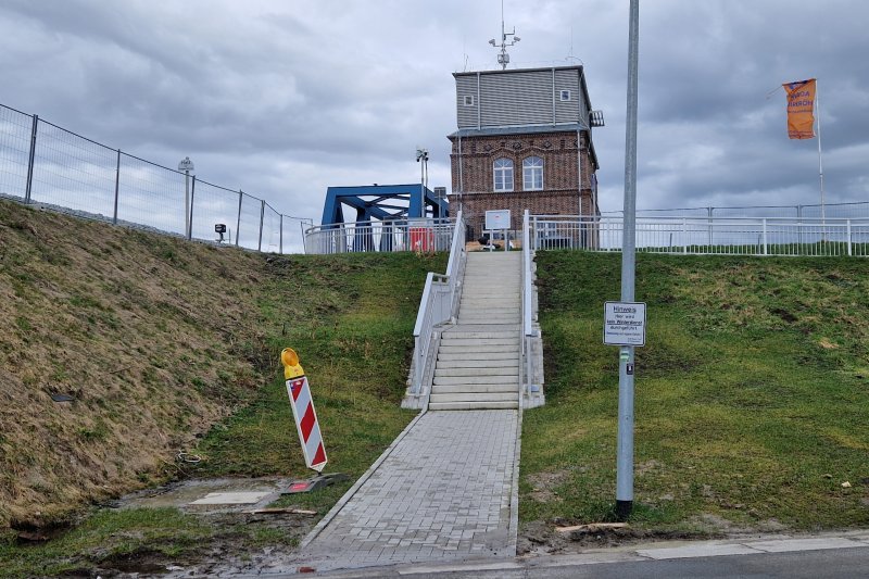 We klimmen de trap op en nemen een kijkje bij de spoorbrug. (Rechten: Treinenweb/Clayweb)