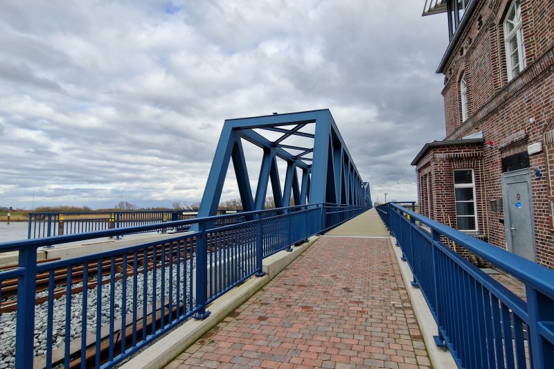 Langs de brug loopt een breed voet- en fietspad. (Rechten: Treinenweb/Clayweb)