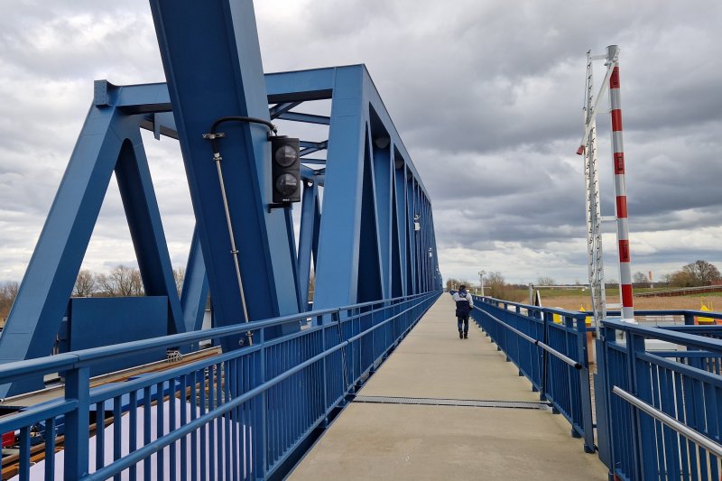 De slagboom is omhoog, dus de brug is (normaal gesproken) toegankelijk voor treinen, voetgangers en fietsers. (Rechten: Treinenweb/Clayweb)