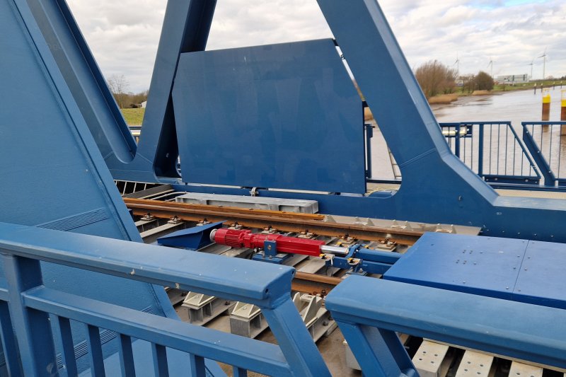 Naast de slagboom maken we kennis met het systeem dat het spoor in- en uitschuift wanneer de brug draait of weer sluit. (Rechten: Treinenweb/Clayweb)