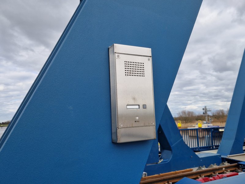 In geval van nood kun je de brugbediening altijd bereiken via deze intercom. (Rechten: Treinenweb/Clayweb)
