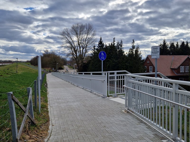 Fietsers kunnen al fietsend de brug op. (Rechten: Treinenweb/Clayweb)