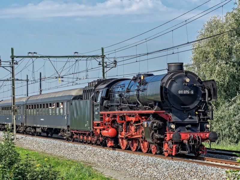 SSN Stoomloc DB 01 1075 dendert hier tijdens een evenementenrit langs Hogebrug-Hekendorp. (Foto: Frans Berkelaar (CC BY-SA 2.0))
