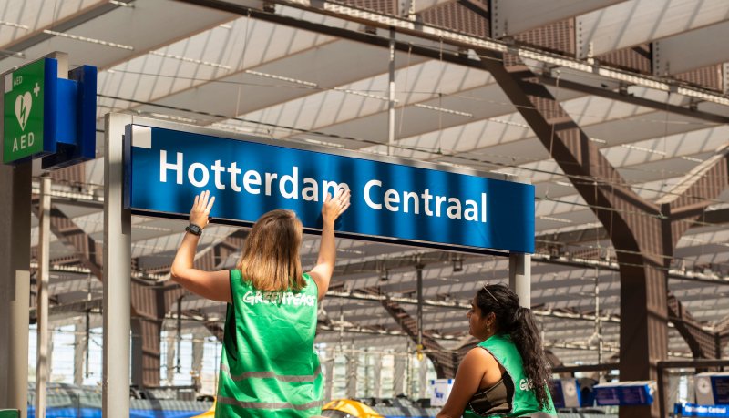 De naamsverandering van station Rotterdam door activisten van Greenpeace. (Foto: Bete Photography / Greenpeace )