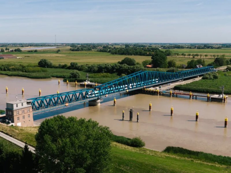 Er heeft voor het eerst sinds 2015 weer een passagierstrein over de brug gereden, echter nog zonder reizigers. (Foto: Arriva)