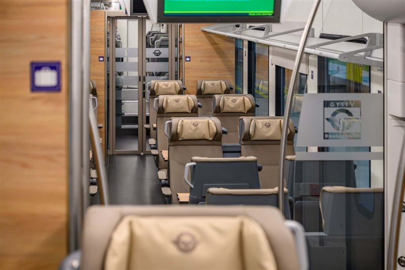 De eerste klas kent ruime stoelen. (Rechten: Stadler / Karol Bojar)