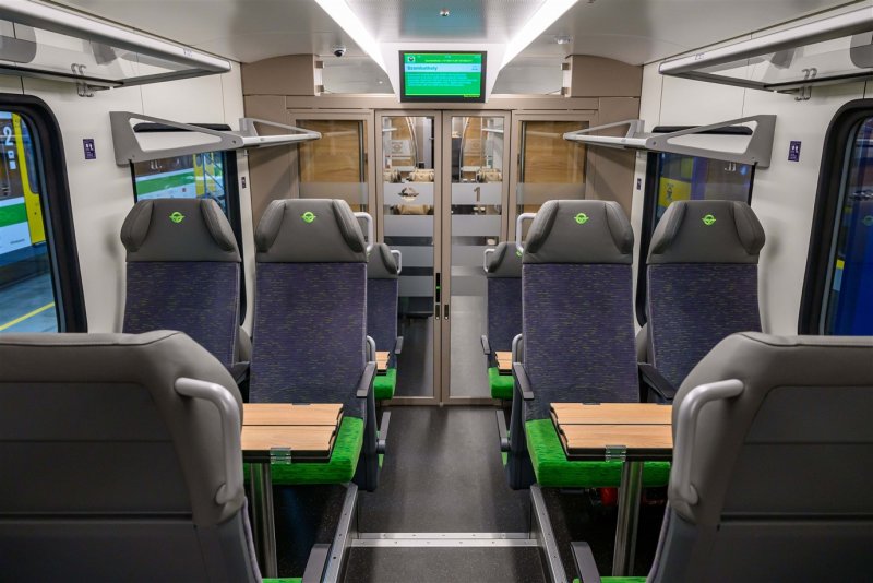 De tweede klas. Deze is ook voorzien van klaptafeltjes. (Rechten: Stadler / Karol Bojar)