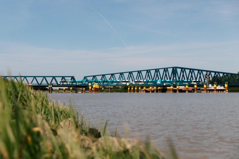 De nieuwe Friesenbr�cke in de vorm van een hef-draaibrug. (Foto: Arriva)