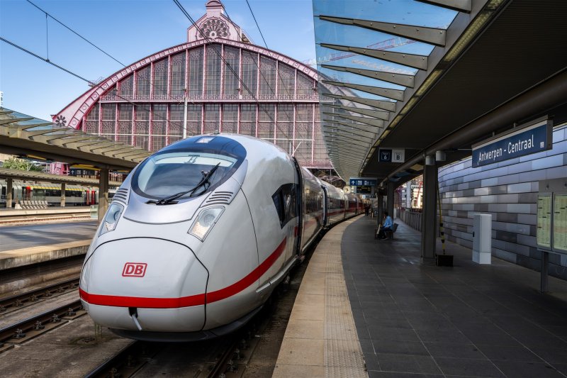 De ICE 3neo op station Antwerpen Centraal, klaar voor de rit naar Keulen. (Foto: Michael Neuhaus / Deutsche Bahn AG)