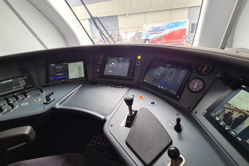 De stuurtafel in de cabine van de trein, waar de machinist alle functies binnen handbereik heeft. (Rechten: Treinenweb/Clayweb)