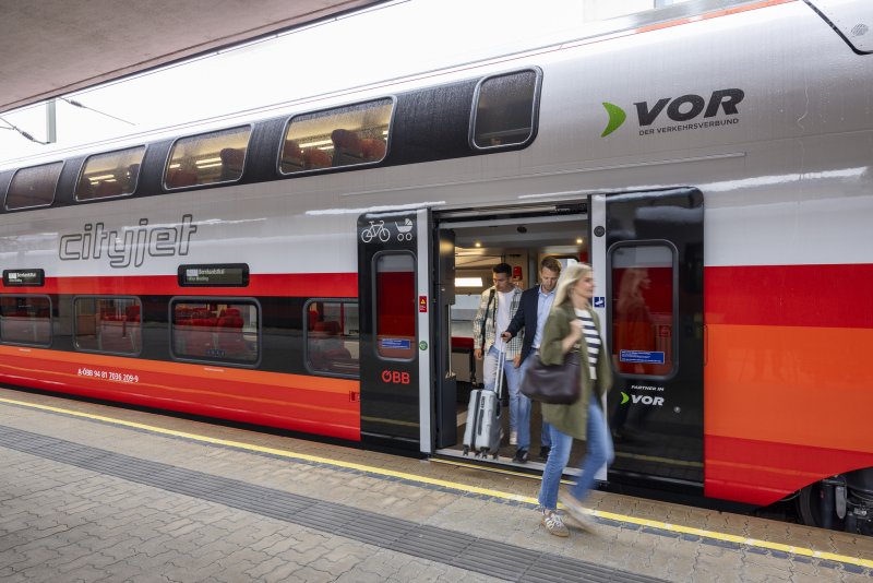 Met de brede deuren kunnen grote groepen reizigers snel instappen. (Rechten: OEBB / Harald Eisenberger)
