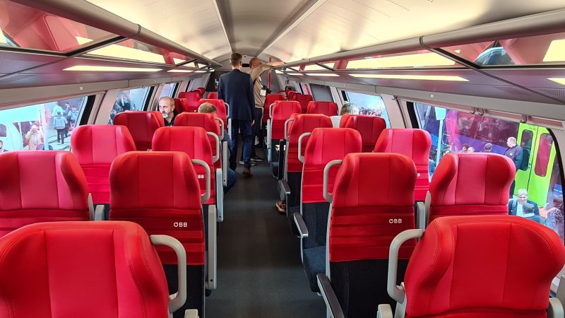 De zitplaatsen zijn comfortabel en herkenbaar aan de rode kleur van de vervoerder. (Rechten: Treinenweb/Clayweb)