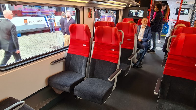 De stoelen zijn voorzien van een zachte stof voor een comfortabele zit tijdens de reis. (Rechten: Treinenweb/Clayweb)