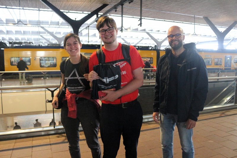 Een aantal deelnemers van de Kilometer Kampioen die hun goodie-bag met tijdschriften in ontvangst namen. (Foto: Treinenweb.nl)