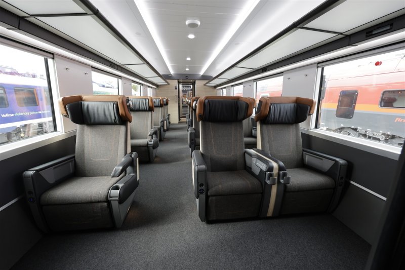 De eerste klas, voorzien van luxueuze stoelen. (Rechten: Stadler Rail / Pedro Becerra)