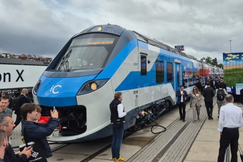 De gepresenteerde trein op het buitenterrein van de vakbeurs InnoTrans. (Foto: Iain Dobson)