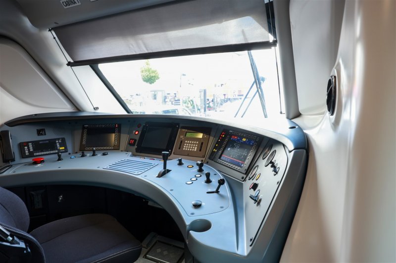 De stuurtafel van de trein vertoont veel gelijkenissen met die van de NS ICNG. (Rechten: Messe Berlin GmbH)